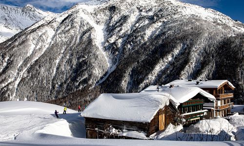 Altes Holzhaus im Winter